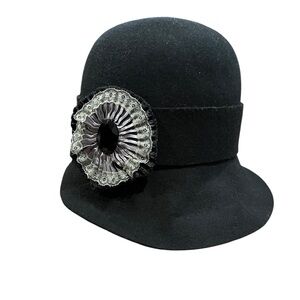 Vintage Callanan cloche hat with side accents